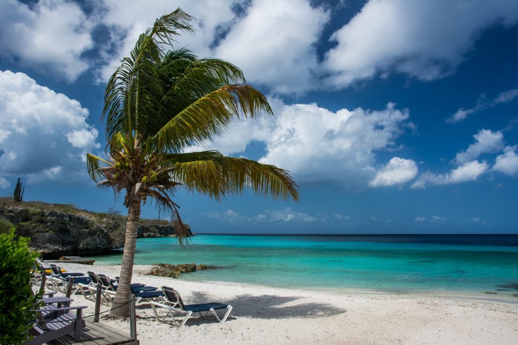 een strand in curaçao als vakantieplek